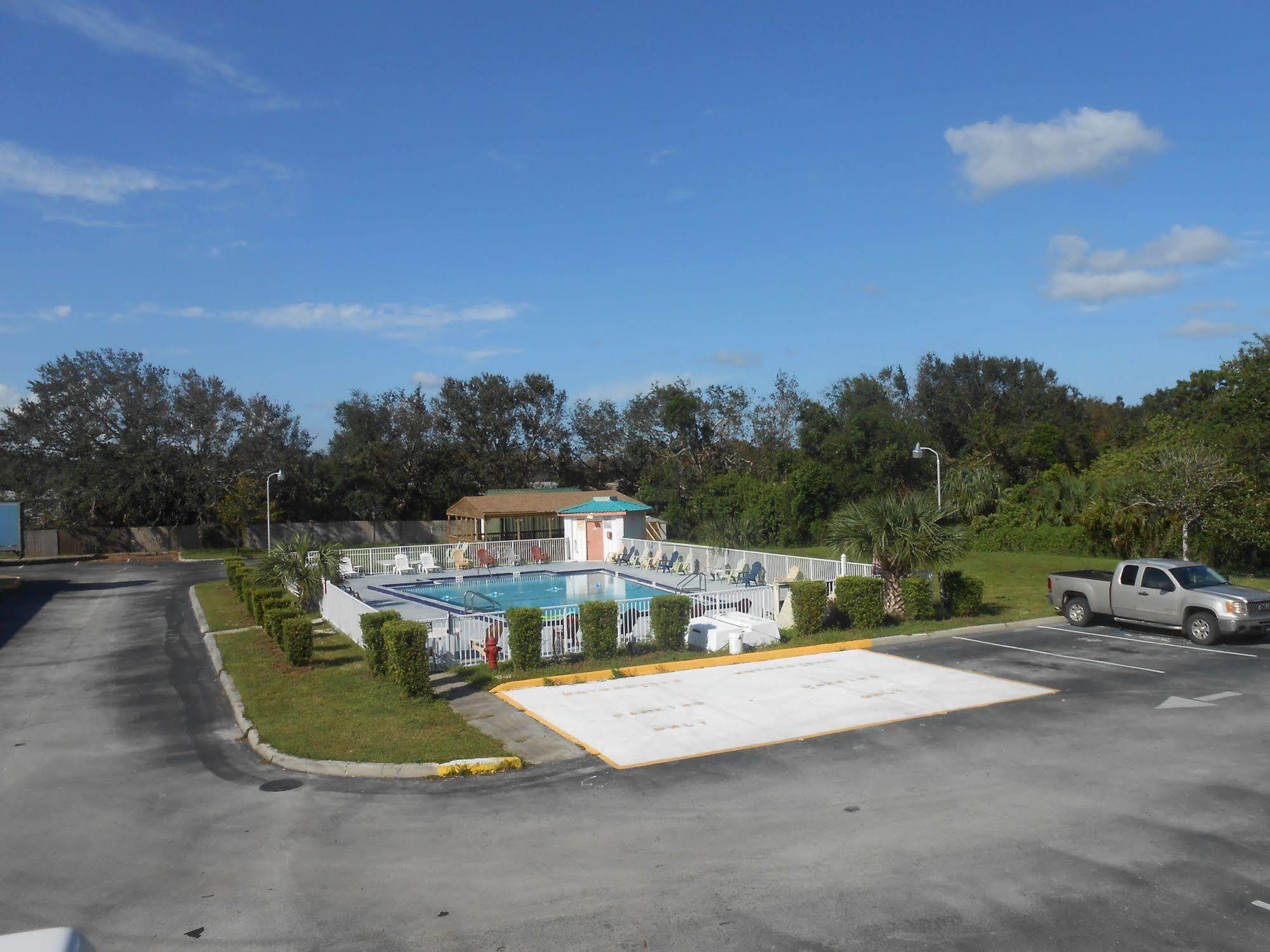 Executive Garden Titusville Hotel Exterior photo